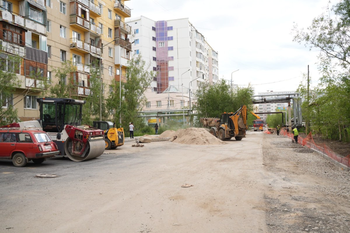 Капремонт улицы Белинского в Якутске близится к завершению На улице Белинского укладка нижнего слоя асфальта завершена на 95%, укладка верхнего слоя выполнена на 20%. Протяженность объекта составляет 484 метра. Подробнее читайте по ссылке Фото: пресс-служба мэрии Якутска