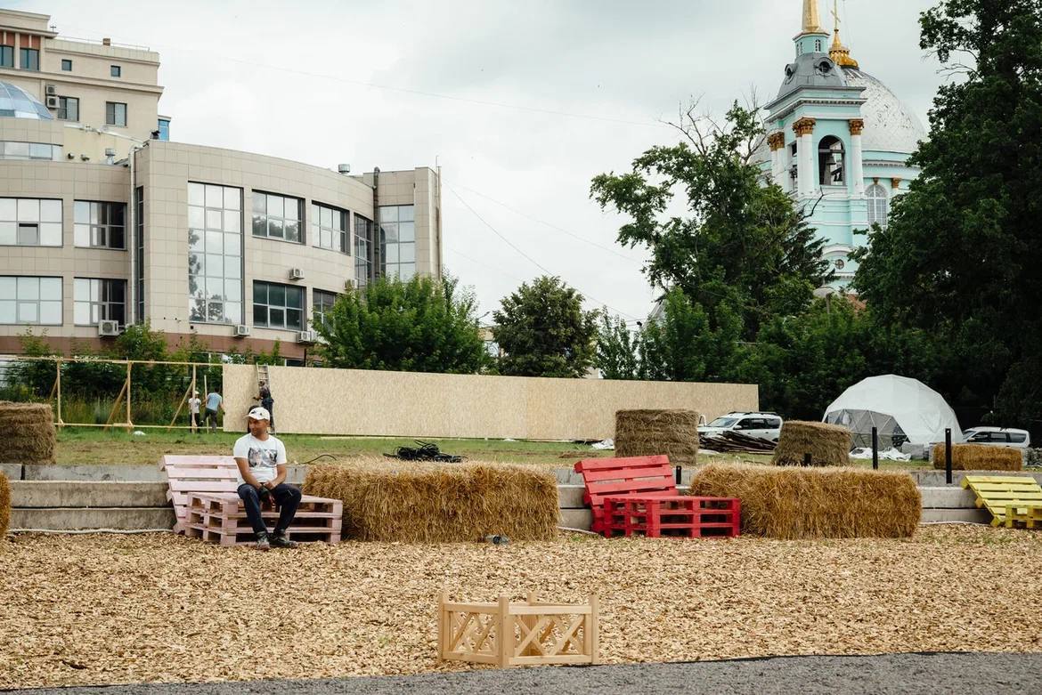 В Курске на выходных будут перекрывать движение транспорта на улицах Луначарского и Феодосия Печерского     Об этом сообщили в мэрии.   Ограничение связанно с обеспечением безопасности пешеходов на фестивале «Лето на полугоре».    Автовладельцев просят заранее планировать маршруты, используя улицы Дзержинского, Сонина и Красную площадь.    Вести-Курск. Только проверенная информация       Прислать новость