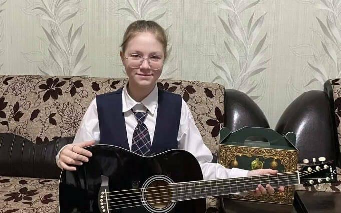 Раис Татарстана Рустам Минниханов исполнил новогоднюю мечту Елизаветы из Буинска Об этом сообщила руководитель его пресс службы Лилия Галимова Именно ее новогодний шарик он снял с Ёлки желаний Теперь у Лизы есть гитара Девочка занимается в вокальном ансамбле и давно мечтала о музыкальном инструменте отметила она Рустам Минниханов принял участие в традиционной благотворительной акции Ёлка желаний которая ежегодно проводится в преддверии Нового года Акция направлена на поддержку детей и помогает исполнить их заветные мечты Участниками проекта становятся дети от 3 до 17 лет находящиеся в трудной жизненной ситуации ребята с ограниченными возможностями здоровья сироты а также дети погибших участников СВО Свои желания они размещают на специальных шарах которыми украшается новогодняя елка