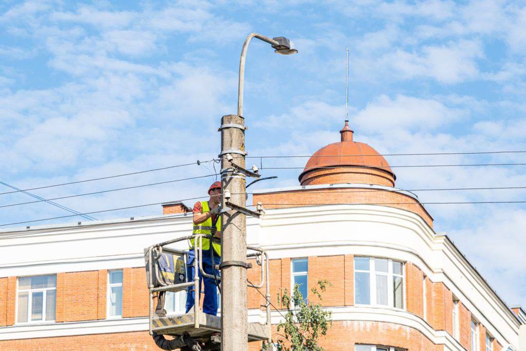 В Петербурге на проспекте Науки началась реконструкция наружного освещения  Сейчас готовят фундамент для установки опор, всего будет смонтировано 206 опор. Под землей проложат 7 километров кабельной линии, а по воздуху протянут 152 метра самонесущего изолированного провода.  Проспект осветят более 2-х сотен светильников отечественного производства — современных и энергоэкономичных. Тротуары, вблизи которых расположены социально значимые объекты, остановки общественного транспорта, проходы к жилым домам, станут более безопасными для передвижения пешеходов в темное время суток.  Проспект Науки был включен в Адресную программу Комитета по многочисленным просьбам жителей. Все работы планируют завершить через год — в 4-м квартале следующего года.