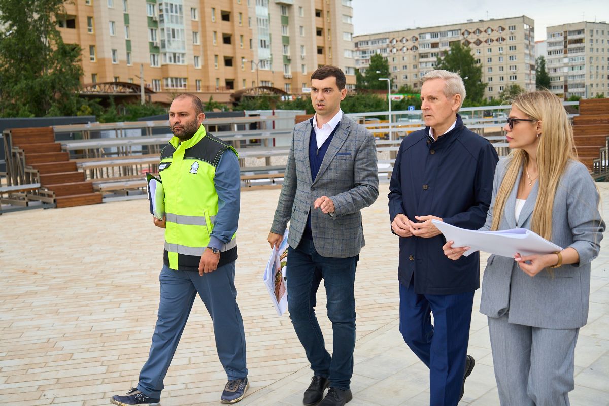 Создание бульвара Петра Ершова в Тюмени идет по графику. С ходом работ ознакомились руководитель фракции #ЕР72 областной думы, координатор партпроекта «Путешествие в сказку Петра Ершова "Конек-Горбунок"» Андрей Артюхов и руководитель управы ЦАО Евгений Триль.   «По инициативе жителей микрорайона бульвар назван в честь сибирского сказочника Петра Ершова. Вместо пустыря между проездом Заречный и улицей Эрвье по проекту центра стратегического развития «Сибирь» появится место для семейного отдыха, детские и спортивные площадки, — сказал Андрей Артюхов. — Уже установлен амфитеатр для массовых мероприятий, рядом с которым будет небольшое кафе. В основе оформления бульвара — персонажи сказки "Конек-Горбунок“"».     Пространство площадью 17,6 тыс. кв. м благоустраивают в рамках нацпроекта «Инфраструктура для жизни» и Народной программы «Единой России». Инициатива стала одним из победителей народного голосования прошлого года. Здесь предусмотрены спортивная и игровая зоны, место для велосипедистов, прогулочный лабиринт, выставочный комплекс на тему сказок писателя, арт-объекты, качели и другое.    Единая Россия   Тюменская область