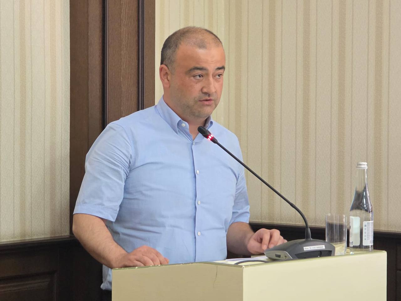 Кандидат на пост главы Дербента Ханлар Пашабеков выступает со своей программой перед депутатами.