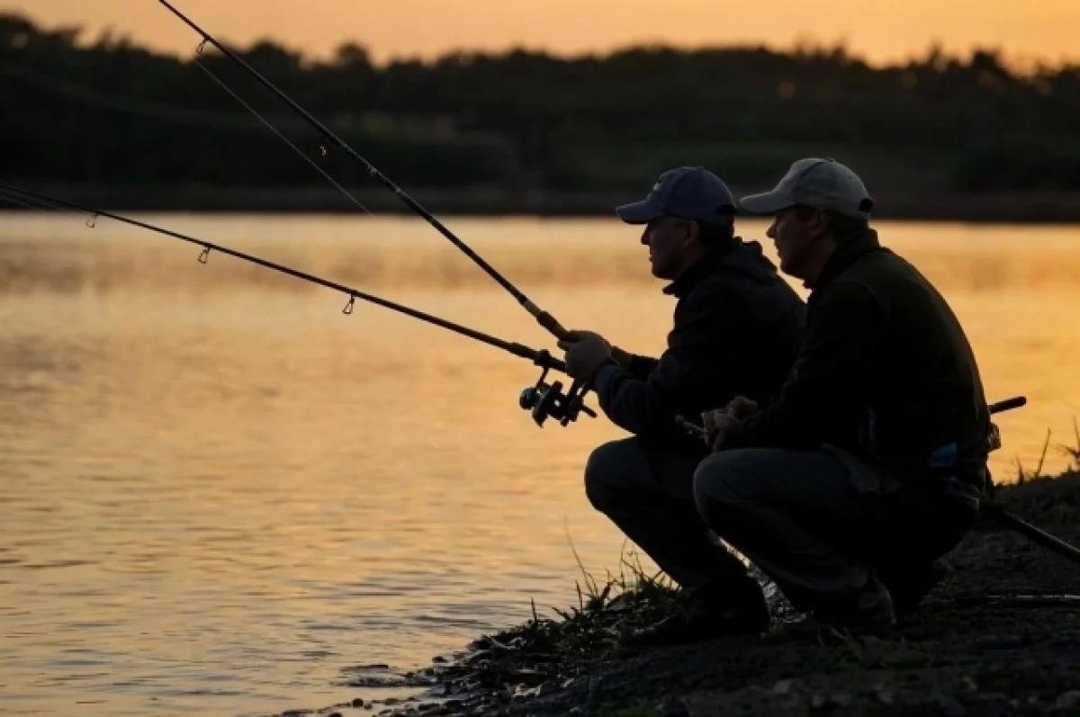 Есть погибший лодка с тремя рыбаками перевернулась в Ростовской области Близ посёлка Синегорский в Белокалитвинском районе на реке Северский Донец моторная лодка с тремя рыбаками налетела на мель и перевернулась есть погибший Об этом сообщили в донском главке МЧС России Один мужчина смог самостоятельно выбраться на берег тело второго 57 летнего рыбака было обнаружено позднее спасателями Судьба третьего пока остаётся неизвестной поиски продолжаются AiFRostov Мы в MAX max ru rostov aif ru