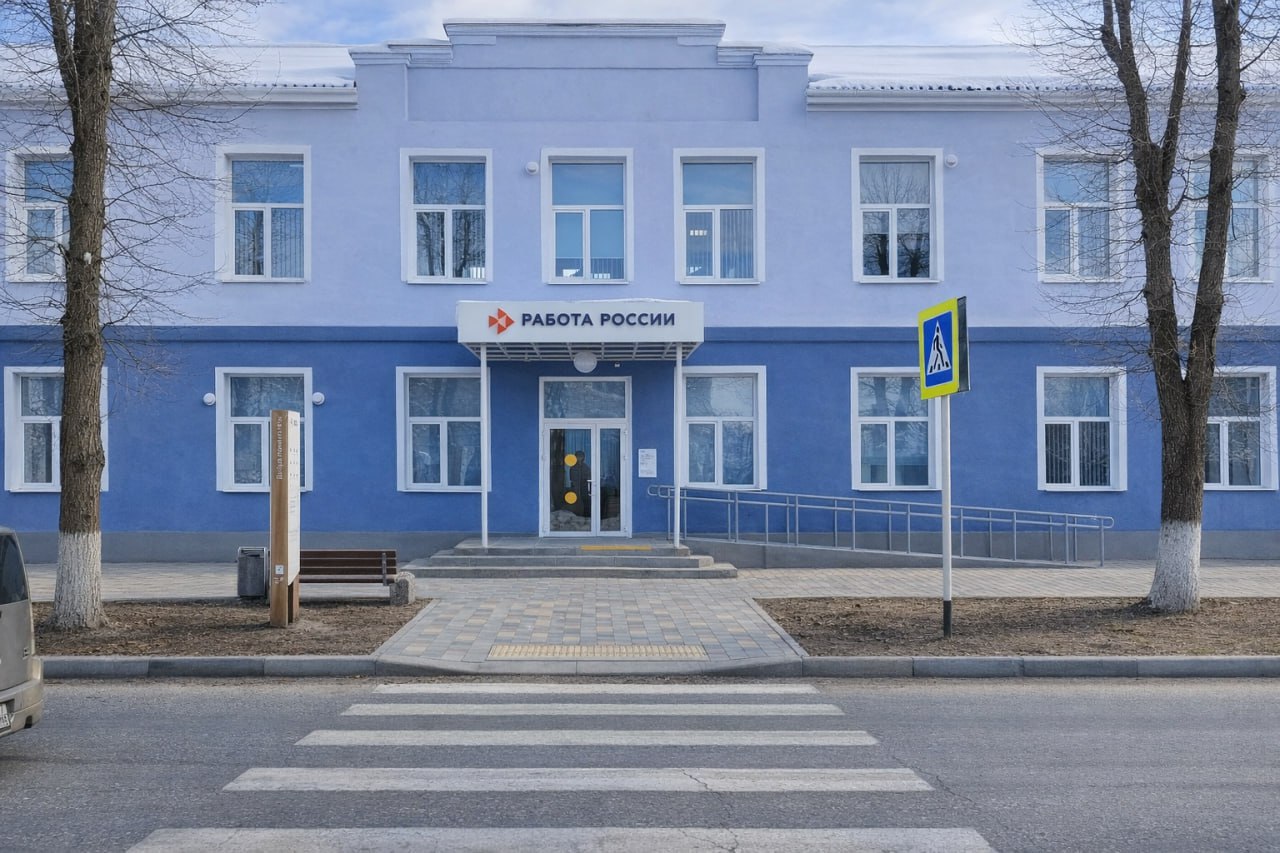 Акция Служба занятости защитникам Отечества пройдет в Апшеронске Центр занятости населения в Апшеронском районе в преддверии празднования Дня защитника Отечества проводит ярмарку вакансий для граждан уволенных с военной службы и членов их семей На ярмарке будет предоставлена информация о возможностях   обучения новой или смежной профессиях   прохождения военной службы на контрактной основе   организации предпринимательской деятельности Ярмарка состоится 19 февраля время проведения с 10 00 до 11 00 в здании центра занятости населения по адресу г Апшеронск ул Ленина 81 Телефон для справок 8 933 172 08 82 Приглашаются все желающие Мы в MAX Апшеронский рабочий