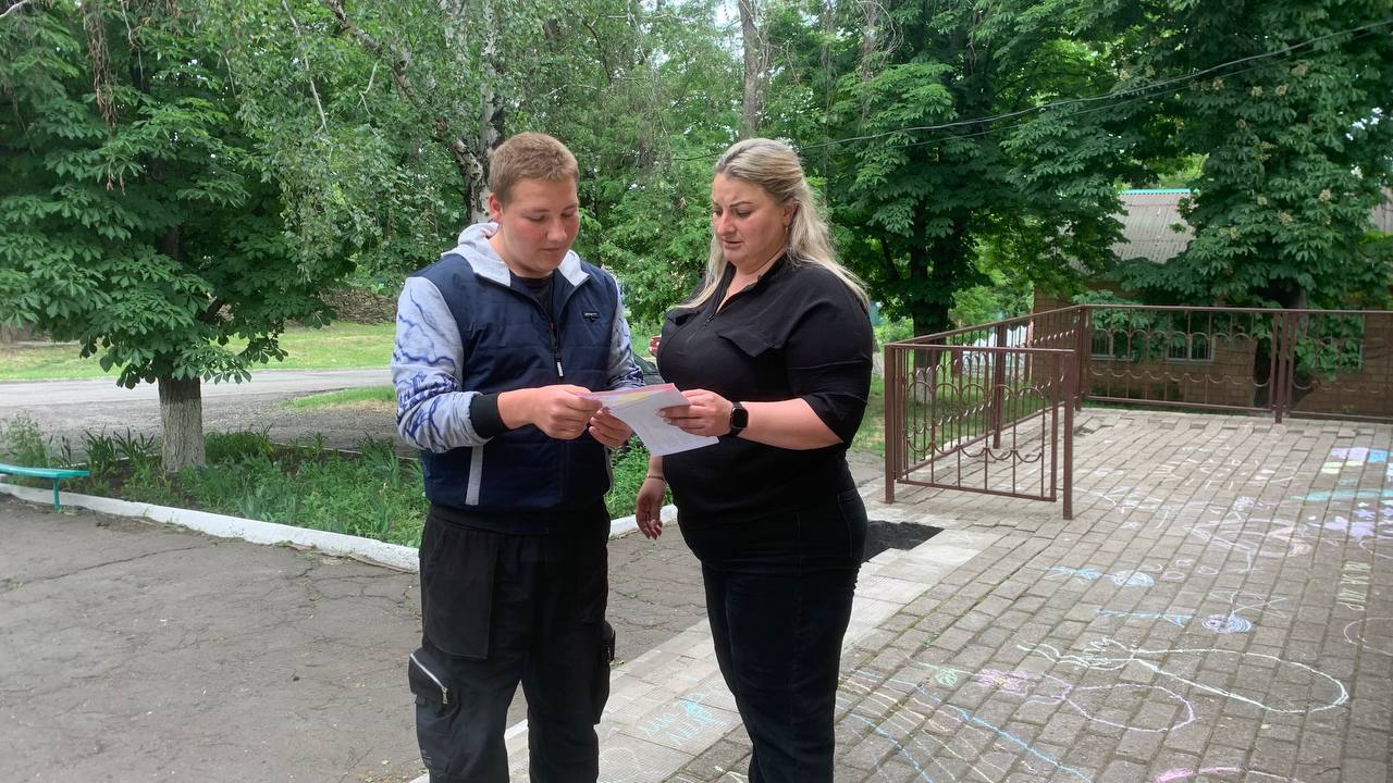 ‼ «ВНИМАНИЕ! Алкоголь»- под таким названием 29 мая 2025 года состоялась уличная профилактическая акция. Работники ДК им. Т. Г. Шевченко пгт Большекаменка проинформировали участников акции о вреде спиртных напитков на организм человека, особенно в молодом возрасте. Рассказали о пагубных привычках и обстоятельствах, которые могут привести к алкогольной зависимости. Во время беседы с прохожими обратили внимание на то, что жизнь прекрасна и без алкоголя, нужно правильно и с пользой для своего здоровья проводить свободное время. Раздали памятки «Доказанные факты о вреде алкоголя».