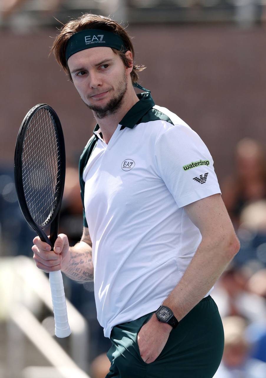 Бублик успешно стартовал на US Open Александр переиграл Марина Чилича в трёх сетах 6 4 6 1 6 4 Это первая победа Бублика на US Open с 2022 года Во втором круге сыграет против Сонего или Скулкейта ChampTennis