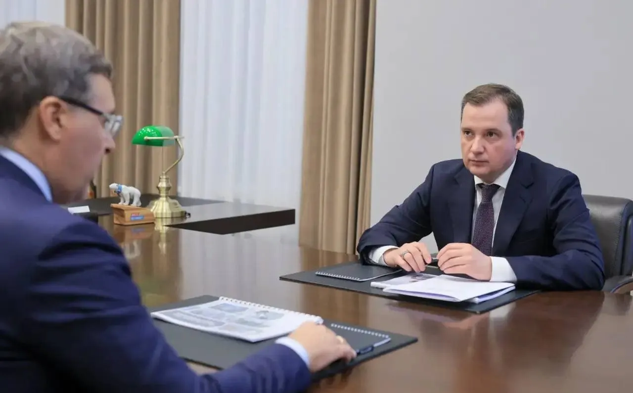 Министр науки и высшего образования РФ Валерий Фальков посетил Архангельскую область Вместе с губернатором Александром Цыбульским он ознакомился с работой Центра коллективного пользования Арктика САФУ с тем как идет строительство кампуса мирового уровня Арктическая звезда и принял участие в заседании учёного совета САФУ Также губернатор высказал министру идею создать стартап студию для молодых технологических команд и Международное арктическое молодежное посольство Политолог Илья Гращенков считает что власти региона создают новую модель развития где университет становится не просто образовательным учреждением а частью экономической инфраструктуры Депутат Госдумы Олег Матвейчев отметил Архангельская область отличный пример того как регион участвует в достижении технологического суверенитета Власти делают для сближения науки и производства очень многое Эксперты сходятся во мнении что благодаря такому подходу властей Архангельская область укрепляет свой статус центра освоения Арктики