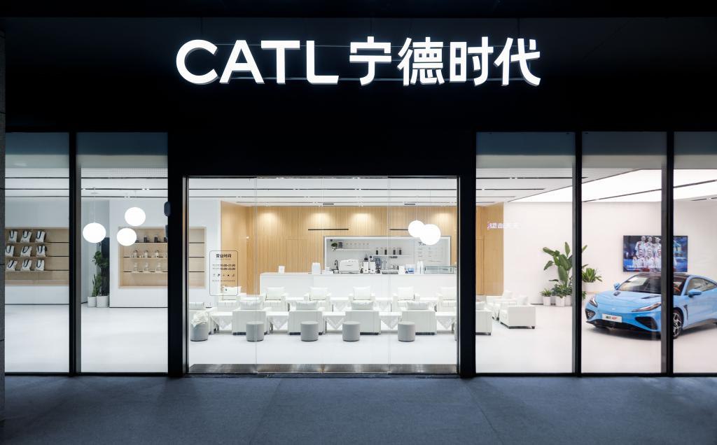 Гонконгская биржа готовится к крупнейшему IPO в 2025 году Китайская CATL планирует привлечь не менее $4 млрд в ходе размещения на Гонконгской бирже. Компания продаёт 117,9 млн акций по 263 гонконгских доллара, а старт торгов намечен на 20 мая. Более 20 инвесторов, включая Sinopec и Kuwait Investment Authority, уже выразили готовность вложить $2,62 млрд. До 90% средств пойдут на строительство завода в Венгрии для поставок аккумуляторов BMW, Stellantis и Volkswagen. При реализации всех опционов объем размещения может достичь $5,3 млрд. Читайте подробнее на сайте