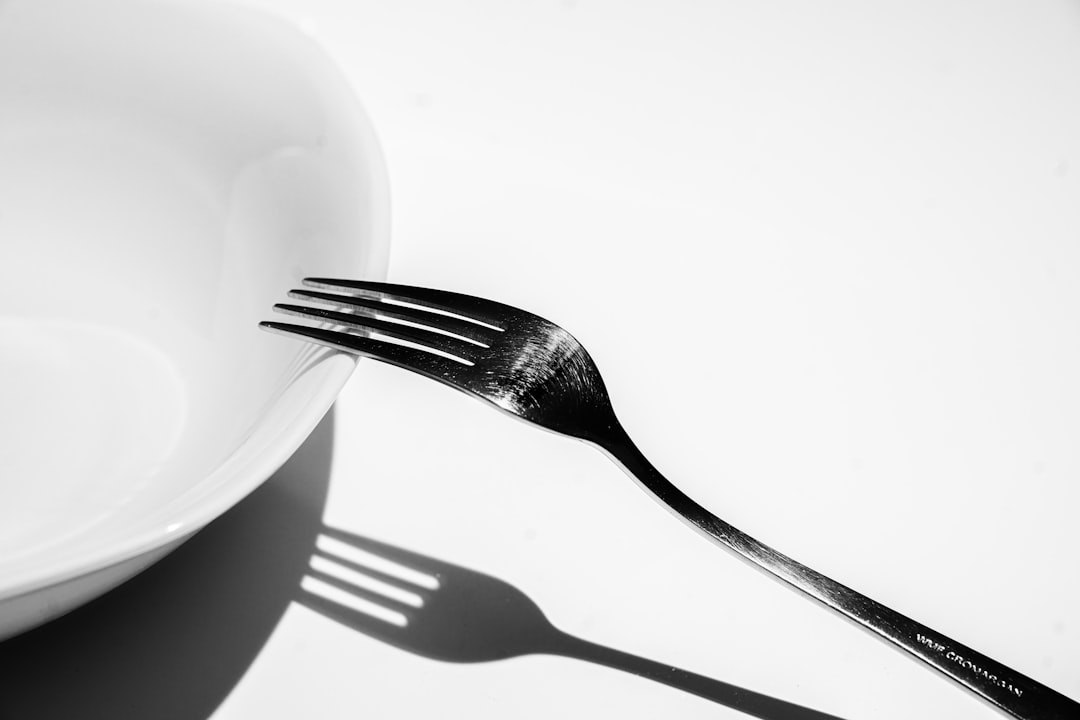 В Бурятии в трех заведениях общепита использовали подозрительную продукцию  В Северобайкальске трех владельцев заведений, кафе «Улугбек», «Бомонд» и бара «Элитный», оштрафовали после повторных нарушений. Ранее сотрудники Россельхознадзора уже проводили проверку, объявив предостережения. Но бизнесмены не предприняли никаких мер.   В ходе еще одного визита выяснилось, что вся используемая в кафе продукция животного происхождения не имела ветеринарных сопроводительных документов, которые подтверждали бы безопасность, эпизоотическое благополучие мест выращивания животных и производства сырья.  #Бурятия  Подробности в «Номер один»       Сообщить нам свою новость можно по кнопке:       Письмо в редакцию