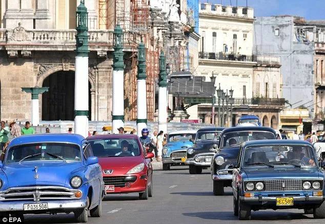 Россия превратится в автомобильную Кубу из за нового повышения утильсбора Все иномарки станут роскошью для россиян а отечественный автопром не отвечает современным требованиям отмечают автоэксперты В результате у россиян не останется выбора кроме как покупать автомобили старше 30 лет На такой транспорт не распространяется утильсбор а начинка значительно опережает поделки АвтоВАЗа Даже в старых авто есть мощные двигатели V6 и V8 полноценные автоматы климат контроль и подушки безопасности для всех пассажиров bankrollo