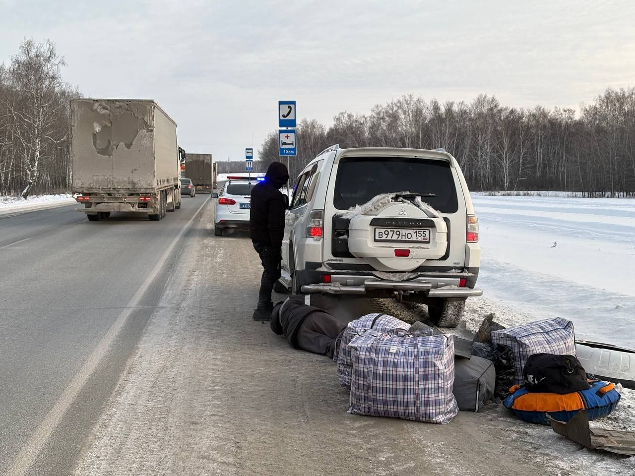 В 32 градусный мороз сотрудники Госавтоинспекции оказали помощь водителю на 339 м километре федеральной автодороги Тюмень Омск в Абатском округе У автомобиля Мицубиси Паджеро во время движения спустило колесо Водитель с двумя пассажирами ехал из Нового Уренгоя с вахты домой в город Омск В автомобиле не было насоса и домкрата Водитель около полутора часов пытался остановить на трассе попутный транспорт никто не останавливался Автоинспекторы предоставили домкрат насос помогли подкачать запасное колесо и поставить его на автомобиль