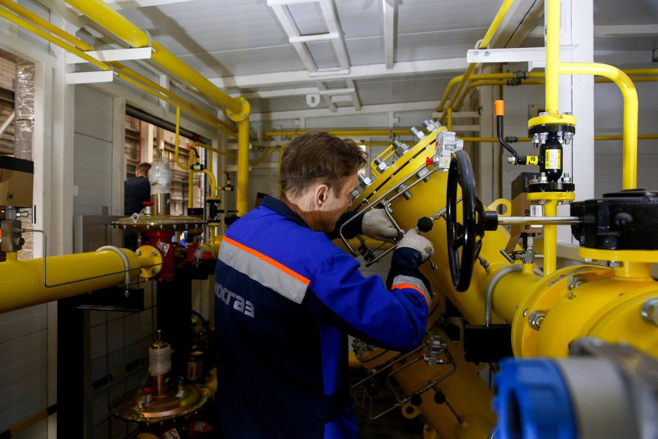 Крупный газорегуляторный пункт Ватутина в ЗАО модернизировали Он обеспечивает газоснабжение бытовых предприятий и жилого сектора районов Фили Давыдково и Можайский Заместитель Мэра Москвы Петр Бирюков подчеркнул что работы прошли в сжатые сроки без отключения потребителей а новое оборудование полностью соответствует современным стандартам имеет высокую степень надежности и пониженные шумовые характеристики