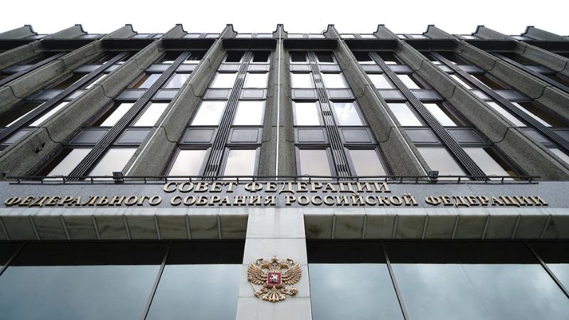 В Совфеде потребовали штрафовать водителей с камер не только на выделенной полосе Глава экономического комитета Совфеда Андрей Кутепов предложил расширить полномочия камер фото и видеофиксации нарушения правил дорожного движения ПДД с тем чтобы они могли фиксировать нарушения не только на автобусной полосе но и по всей ширине дороги законопроект направлен на отзыв в правительство РФ пишет ria ru telegra ph V Sovfede potrebovali shtrafovat voditelej s kamer ne tolko na vydelennoj polose 01 19