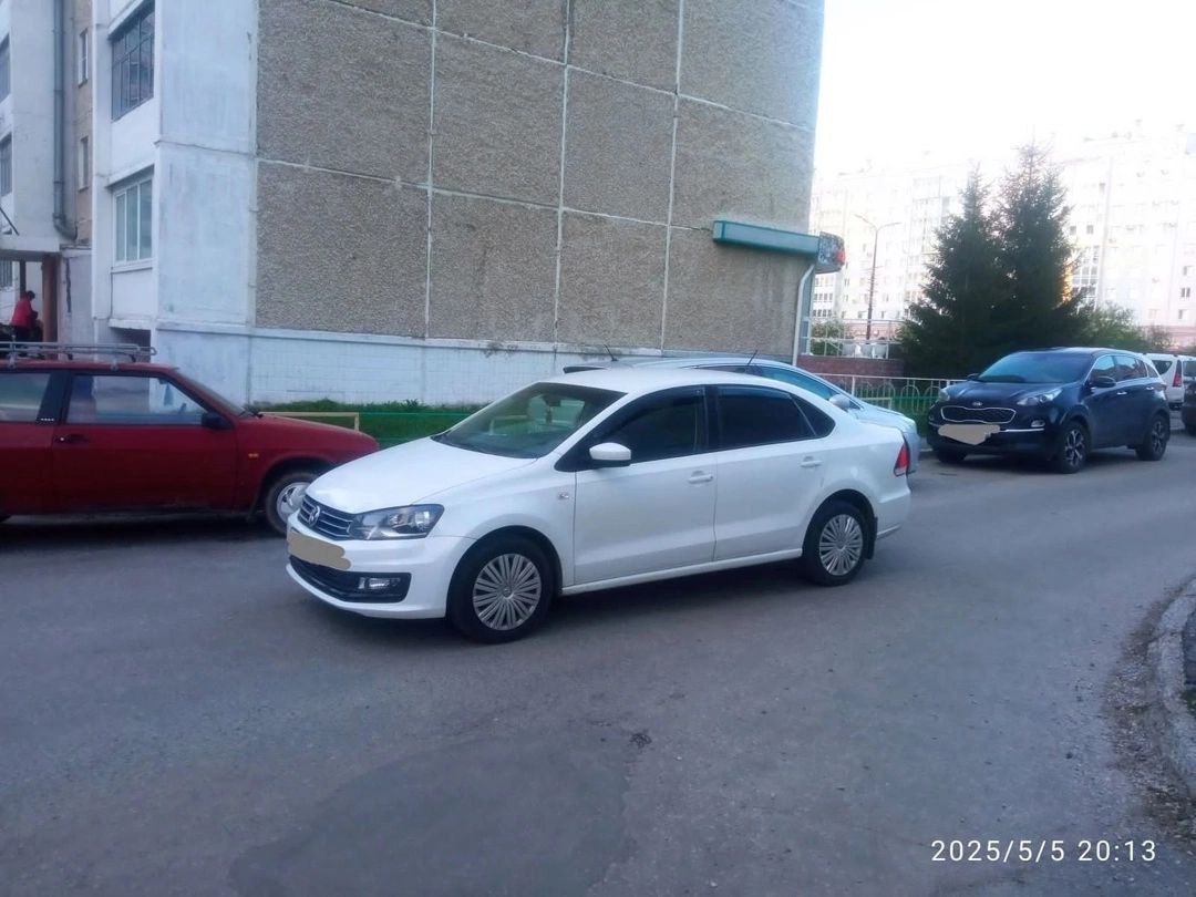 Машина сбила дошкольницу Авария произошла в Снежинске на улице Мира. Сообщается, что 5-летняя девочка внезапно появилась на проезжей части из-за стоящего автомобиля. Водитель "Фольксваген Поло" затормозить не успел. Все случилось 5 мая в 19:52 у дома 30/1. Пострадавшую госпитализировали. Куда она шла и где были ее родители в этот момент, не сообщается. Начата проверка. Источник: Полиция города Снежинска