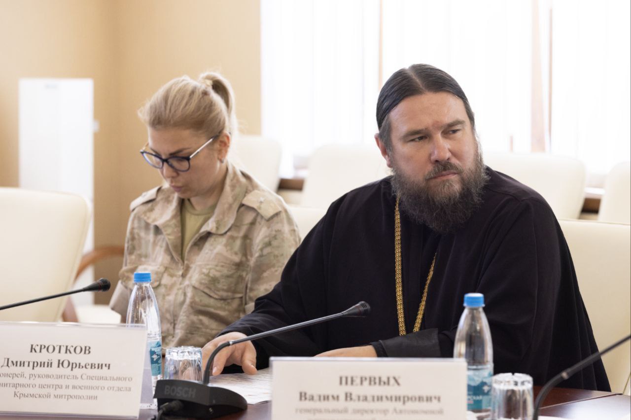 Руководитель военного отдела Крымской митрополии принял участие в заседании общественного Совета региональной кадровой программы "Герои Крыма".  Заседание общественного Совета прошло под председательством главы Республики Крым Аксенова Сергея Валерьевича.   В ходе заседания общественного совета обсудили итоги отбора на региональную кадровую программу «Герои Крыма», а также структуру и содержание ее образовательной части. Эта программа – аналог федеральной программы «Время героев», которая реализуется по поручению Президента Владимира Владимировича Путина, является важным этапом формирования системы подготовки квалифицированных, компетентных руководителей из числа участников СВО для работы в органах власти, на предприятиях и в организациях Республики Крым.   С начала регистрации, запущенной в феврале текущего года, на участие в программе было подано более 900 заявок. Это свидетельствует о ее высокой востребованности. Конкурсный отбор прошли 57 человек.   Все наши воины не словом, а делом доказали свою преданность Родине. Они честно выполняли свой долг на передовой, с риском для жизни решали боевые задачи. Многие и сегодня находятся в зоне боевых действий. Это ответственные и самоотверженные люди, которые готовы служить России не только на фронте, но и в тылу. Наша задача – помочь им раскрыть свой потенциал, дать знания и навыки, необходимые для работы, оказать всю необходимую поддержку в будущем.   Материал: