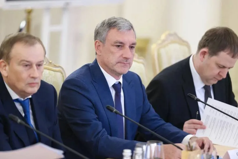 Глава Приамурья Василий Орлов рассказал что вчера в Москве на заседании Совета глав субъектов при МИД России представил информацию о работе Центра компетенций российско китайского делового сотрудничества Заседание прошло под председательством министра иностранных дел РФ Сергея Лаврова Центр создан в Благовещенске по поручению Президента страны Владимира Владимировича Путина Его задача помогать регионам России и бизнесу используя опыт Амурской области и партнерство с ведущими экспертами по Китаю У нас есть конкретные результаты Созданы Российские центры технической приемки в Шанхае и Чэнду центр медицинских технологий в Шанхае инжиниринговый центр для китайской продукции В планах экспериментальная перевозка грузов между странами с помощью беспилотного транспорта