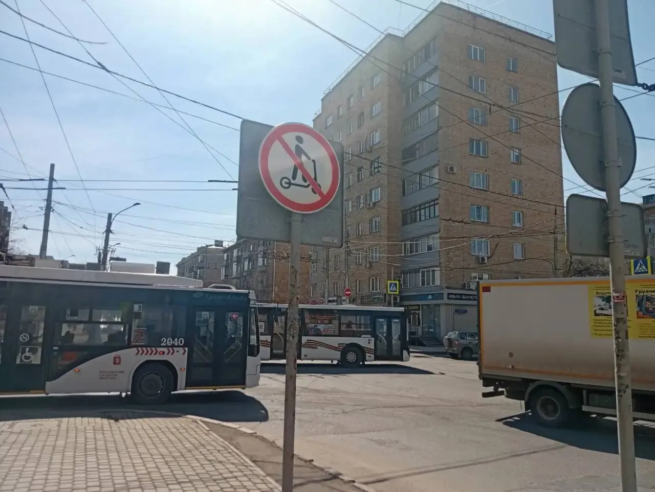 Знаки запрещающие движение электросамокатов начали устанавливать в центре Красноярска Однако эти знаки закроют до тех пор пока официальный запрет не вступит в силу В исторической части города установят более 70 таких знаков krasnoyarsk