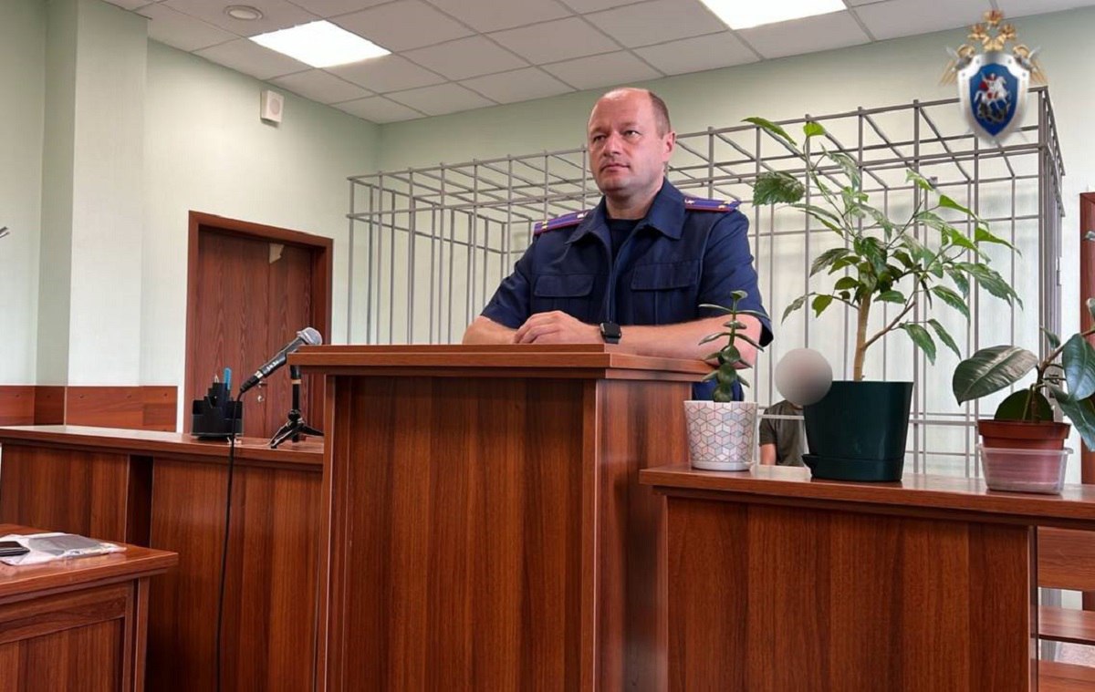 Водителя лодки, сбившего в Красноярском крае женщину на сапе, отправили под домашний арест 21 июня в районе поселка Нарва на реке Мана водитель моторной лодки наехал на сапборд на котором находилась женщина. Спасать ее бросились очевидцы - вынесли на берег, вызвали «скорую». Но травмы оказались несовместимы с жизнью. Несчастная скончалась еще до приезда врачей. Жуткая новость быстро облетела соцсети. Многие посчитали, что водитель маломерного суда мог быть пьян. Якобы, как иначе можно объяснить произошедшее. Однако известно, что мужчина сел в лодку трезвым. Но есть оно но - фигурант разогнался, тем самым нарушив скоростной режим. Следователям он объяснил, что не заметил туристку. Видимо, настолько быстро шел. Кроме того, пока неизвестно, были ли у него вообще права на управление. Восточное межрегиональное СУТ СК России