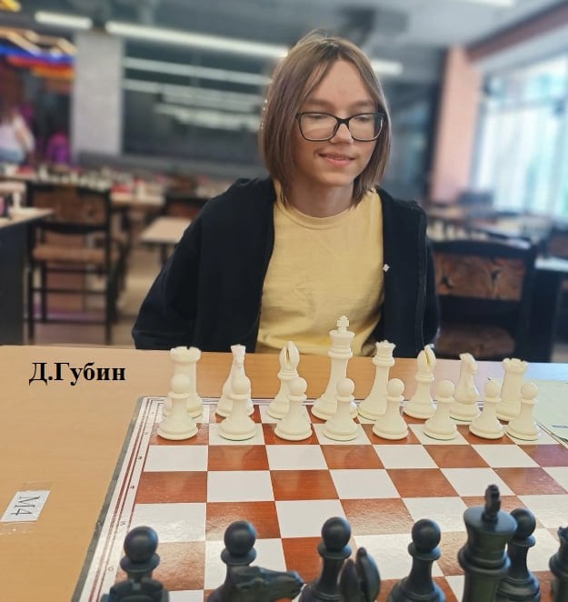 Юный тираспольский шахматист показывает зрелую игру В Чемпионате Молдавии по классическим шахматам среди мужчин 43 чел. воспитанник Тираспольской СДЮШОР №1 Дмитрий Губин 14 лет занял 4 место. Он финишировал в компании международных мастеров, отстав от них всего на полочка. После 8 тура Губин лидировал. В последнем раунде опытный Руслан Солтанич из Кишинева вырывает победу в цейтноте и становится чемпионом. Кирилл Гурецкий занял 15 место. Диана Туктамысова заняла 6 место в женском турнире 17 чел. . Юных спортсменов тренирует Федор Евтодиенко.