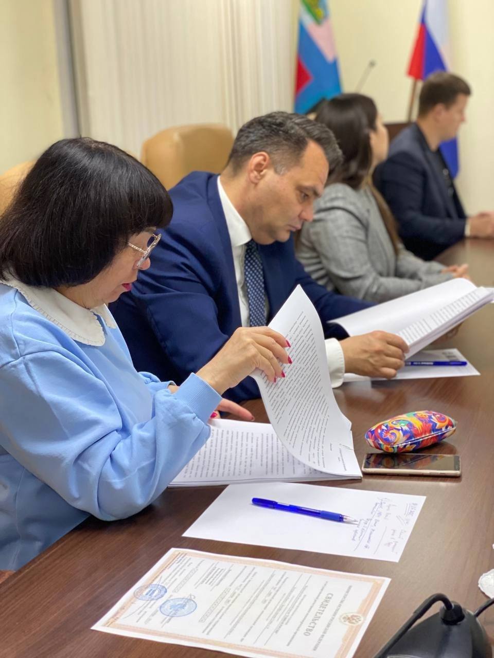«ЕДИНАЯ РОССИЯ» представила список кандидатов в депутаты Облдумы по одномандатным избирательным округам. Рабочая группа по Облизбиркома приняла комплект документов от политической партии «ЕДИНАЯ РОССИЯ» и подготовила проект постановления для заверения списка. Нарушений в ходе представления документов не было. Сегодня состоится заседание Облизбиркома, на котором будет рассмотрен вопрос о заверении списка кандидатов и регистрации уполномоченного представителя политической партии. ВК ОК Сайт