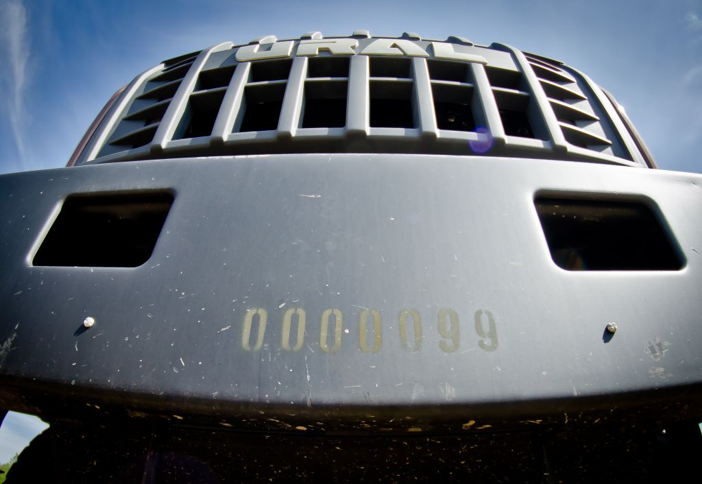 На Западном обходе города Челябинска успешно запущены в эксплуатацию два автоматизированных пункта весогабаритного контроля Эти новейшие комплексы были тщательно проверены специалистами которые подтвердили их техническую готовность к полноценной работе Информация о любых нарушениях будут мгновенно передаваться в Центр автоматизированной фиксации который находится под управлением Ространснадзора Об этом проинформировали в миндортрансе Челябинской области Автоматические пункты контролируют транспортные средства на 14 м и 22 м километрах обходной дороги Специальное оборудование установленное на этих пунктах обладает высокой точностью и позволяет фиксировать превышение допустимых норм нагрузки на оси а также общую массу и размеры автомобилей Это крайне важно для сохранения дорожного полотна так как предотвращает его преждевременное разрушение вызванное перегруженными автомобилями Показатели автоматической фиксации превышения габаритов составляют 10 сантиметров плюс допустимая погрешность в 3 5 сантиметра roads74 eugenejut