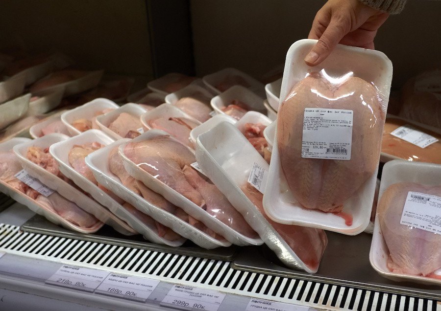 Оказывается, мыть куриное мясо перед готовкой бесполезно и даже опасно Учёные советуют не мыть сырую курицу — так бактерии только разносятся по кухне, а уничтожает их только жарка или варка. После разделки курицы обязательно мой посуду, ножи и раковину, а мясо храни в герметичном контейнере на нижней полке и готовь при температуре выше 75°C. Распространите! Наш второй канал РУПОСТ 18+ Подписывайтесь.