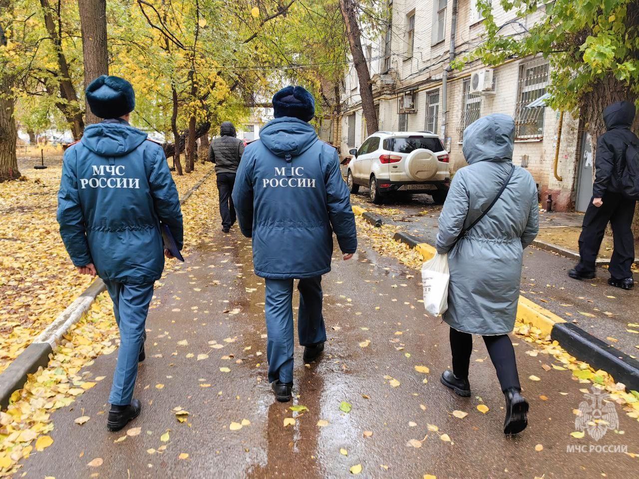 В пожароопасный период особый инструктаж - семьям с детьми    В разгаре осенне-зимний пожароопасный период. МЧС усиливает профилактические группы, проводятся рейды по жилым домам.  Акцент делается на семьи, где дети часто остаются без присмотра, воспитываются одним родителем, многодетные, неблагополучные.     Это рейд в Октябрьском районе Саратова. Инспекторы напоминают о необходимости соблюдения требований пожарной безопасности.    Жителей просят выключать, уходя из дома, электроприборы, следить за проводкой. Особый инструктаж - для семей с детьми.  Районные администрации проводят работу по установке в таких домах  пожарных извещателей.   По статистике, большая часть погибших на пожарах – задохнулись в дыму во сне. Человеку достаточно 5 опасных вдохов, чтобы не проснуться. Пожарный извещатель поможет спастись. Прибор уловит дым, среагирует звуком и разбудит.   С начала года в регионе произошло 8637 пожаров, почти 2 тысячи из них – в жилье граждан. 105 человек погибли, 124 получили травмы.