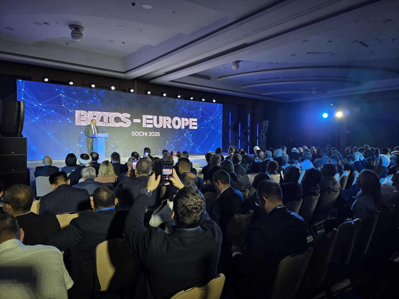 Пьер де Голль президент Фонда Пьера де Голля за мир и дружбу между народами Западным странам необходимо открыть и приветствовать многополярный мир не занимать доминирующую позицию но стать партнерами странам в экономике и политике Участник симпозиума БРИКС Европа который проходит по инициативе Единой России подчеркнул что необходимо выстроить диалог между Европой и Россией Надеюсь мы будем первой европейской страной которая станет членом БРИКС а также ими станут другие европейские страны как Германия Италия БРИКС является примером многополярного мира И для каждой европейской страны важна независимость суверенитет дух борьбы против неофашизма Россия и ее партнеры давно строят новую архитектуру мира И Россия пытается объединить многие национальности народы которые проживают на ее территории Это успех социально экономической модели Российской Федерации Россия является новым трендом и примером будущего И примером для многих стран подчеркнул он