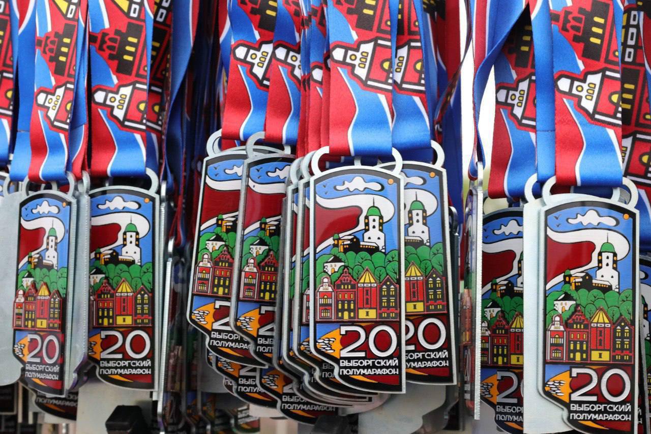 Полумарафон в Выборге собрал 1300 бегунов Юбилейный 20-й полумарафон прошёл 25 мая в Выборге и объединил участников из 29 регионов страны. Спортсмены преодолели дистанции в 21, 10 и 3,5 км по живописным улицам старинного города. Особое внимание — опытным участникам: 87-летнему Владимиру Лукашову из Петербурга и 76-летней Наталье Козьмовой из Ленобласти. Медали юбилейного старта стали символом преемственности и силы духа. Фото: Администрация Ленинградской области Вечерний Санкт-Петербург