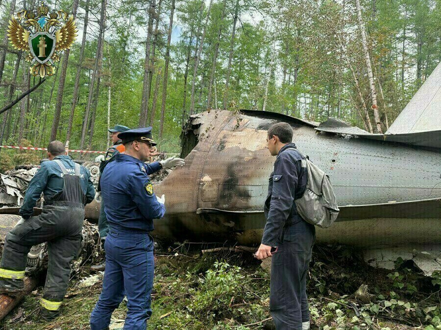 Следователи назвали основную версию крушения Ан 24 и гибели 48 людей под Тындой Следователи склоняются к тому что к авиакатастрофе под Тындой летом текущего года привела ошибка пилотов Во время расследования они пришли к выводу что самолет был исправен а погодные условия позволяли совершить посадку Об этом в интервью Интерфаксу рассказал руководитель Восточного межрегионального следственного управления на транспорте СК России Алексей Александров На первоначальном этапе расследования следствием рассматривались три версии произошедшего техническая неисправность воздушного судна плохие погодные условия и нарушение правил пилотирования поделился руководитель ведомства В ходе производства осмотра места происшествия обнаружены и изъяты регистраторы полетной параметрической информации и звуковой регистратор которые исследованы в МАК На сегодняшний день установлено что у воздушного судна отказов летного оборудования не было двигатели работали в момент столкновения с земной поверхностью топливо на борту имелось Это подтверждается и характером разброса обломков на месте происшествия характерными деформациями на обнаруженных фрагментах воздушного судна С места происшествия изъяты все фрагменты самолета произведена их выкладка в специально оборудованном ангаре после чего произведен их осмотр с участием экспертов Также установлено что погодные условия позволяли безопасно совершить посадку В настоящее время приоритетной остается версия об ошибках экипажа воздушного судна Он также отметил что учебный центр авиакомпании Ангара которой принадлежал самолет по данным следствия вел подготовку пилотов по классическим советским образцам поэтому вряд ли эта подготовка сильно отличалась от той которая есть в других учебных центрах Подпишись на Amur life