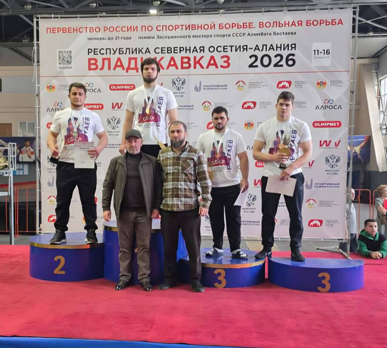 Сегодня во Владикавказе определили победителей и призёров первенства России по вольной борьбе среди юниоров U 20 Сразу две медали завоевали борцы из Карачаево Черкесии В весовой категории до 97 килограммов в схватке за золото встретились наши спортсмены В итоге победителем первенства стал Али Байрамуков а серебро завоевал Шамиль Тамбиев Также в соревнованиях выступил Амаль Керейтов который вошёл в пятёрку лучших борцов в весовой категории до 86 кг Огромная благодарность тренерам Таулану Байрамукову Хаджимурату Ибрагимову Эльдару Каракаеву Билялу Матакаеву Руслану Абулову и Исламу Канглиеву которые подготовили ребят Это ваша общая заслуга Наши парни не просто подтвердили свой высокий класс но и завоевали путёвки на первенства мира и Европы которые пройдут в Словакии и Северной Македонии соответственно Подписывайтесь на МАХ