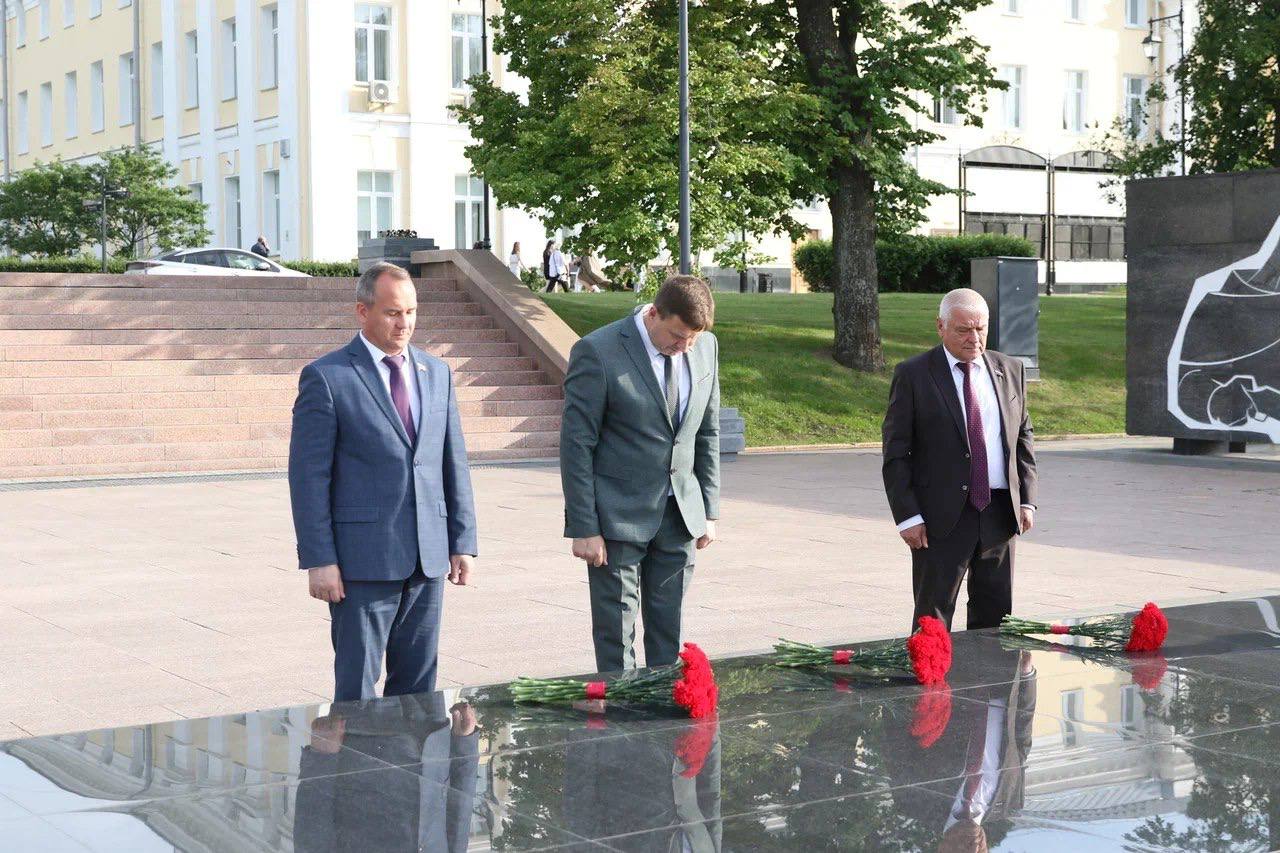 Вместе с коллегой из Республики Беларусь, председателем Гродненского городского Совета депутатов Олегом Белинским, мы подписали соглашение о сотрудничестве между представительными органами наших городов. Наши города во многом похожи: более восьми веков стоят на берегах больших рек — Волги и Немана, бережно хранят свою славную историю, традиции и динамично развиваются. Огромное спасибо сенатору Российской Федерации Ольге Щетининой за внимание к развитию межмуниципальных связей между городами Нижегородской области и Республики Беларусь и за личное участие в церемонии подписания нашего соглашения с Гродно. Верю, что подписанное соглашение послужит расширению деловых и дружественных контактов, росту туристической привлекательности и поможет сделать жизнь горожан интереснее и насыщеннее. Искренне желаю, чтобы задуманное осуществилось. Ждем наших коллег из Гродно в Нижнем Новгороде уже в конце июня на XII Форуме регионов России и Беларуси.