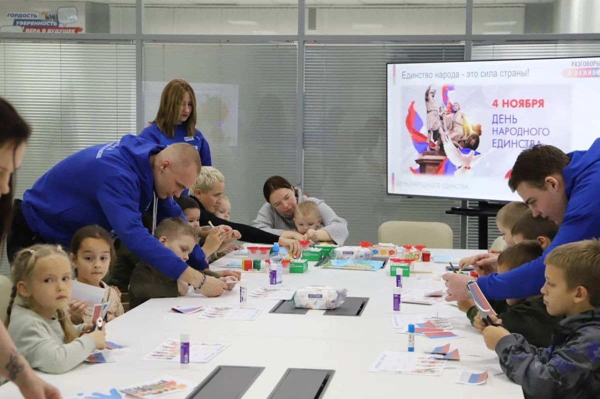 Единая Россия провела мастер класс для детей участников СВО newstula ru fn 1748912 html В честь Дня народного единства на площадке Штаба общественной поддержки Единой России в Тульской области в рамках партийного проекта Крепкая семья активисты Молодой Гвардии совместно с представителями проекта ZаЛюбовь организовали творческий мастер класс для детей военнослужащих участников СВО Прислать новость Подписаться