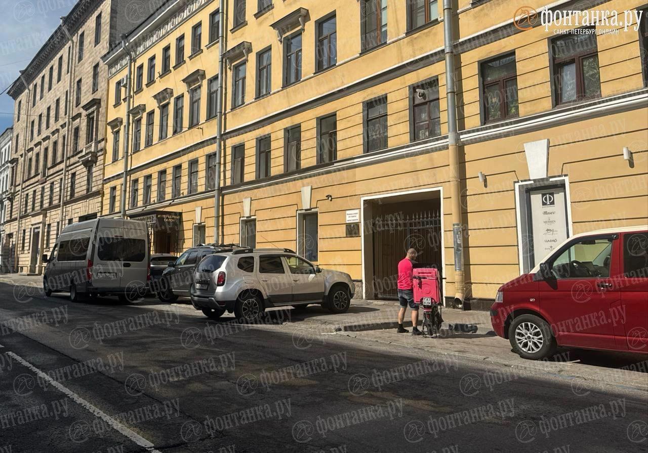 В офис ББР Банка в Санкт-Петербурге пришли силовики С утра сотрудники Следственного Комитета совместно с Росгвардией изымают документы в дополнительном офисе на ул. Харьковской, 3-5, лит. Б - сообщает Фонтанка. Отделение ББР Банка закрыто для клиентов с 11:20 утра. Следственные действия могут быть связаны с делом Владимира Кехмана, худрука Михайловского театра. Правоохранительные органы исследуют компании Марата Каргинова, которые выполняли контракты для МХАТа, директором которого был Владимир Кехман. Вчера обыски прошли в Михайловском театре. Представитель ББР Банк сообщает: .. Мероприятия, проводимые в ДО «Харьковская», не имеют отношения к деятельности Банка. Мы предоставляем полное содействие правоохранительным органам по вопросам, касающимся одного из наших клиентов. Сегодня мы были вынуждены временно приостановить обслуживание в указанном отделении для предоставления возможности соответствующим службамвыполнить необходимые процедуры. Обслуживание клиентов осуществляется в остальных отделениях ББР Банка. Приносим извинения за возможные неудобства. MarketOverview