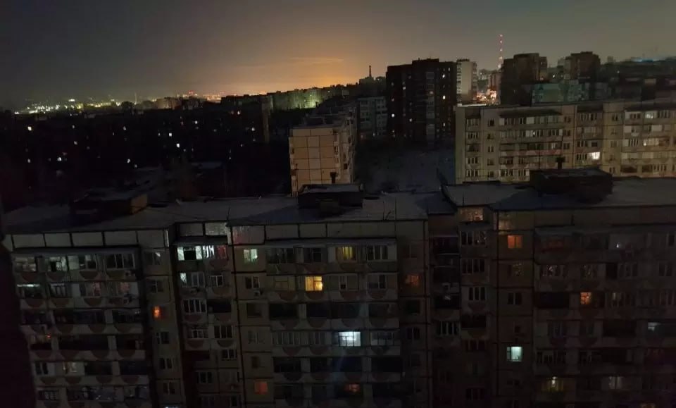 В Белгородской области устраняют последствия масштабного ракетного обстрела по объектам энергетики Аварийные бригады тепловиков энергетиков водоканала работали всю ночь Работы продолжатся сообщил губернатор Вячеслав Гладков Ранее он отметил что не может подробно рассказать о ходе восстановительных работ потому что противник мониторит ситуацию и может нанести очередной удар который может привести к еще большим последствиям При этом глава региона подчеркнул что аварийные бригады с первых минут выезжают на места происшествий оперативно проводят обследование и восстановление поврежденного оборудования Там где невозможно подключить или не восстановили уже работает резервная генерация уточнил он Тем не менее по состоянию на 4 февраля для обеспечения безопасности детей и в связи с восстановительными работами власти приняли решение перевести на дистанционное обучение школы а детские сады в режим дежурных групп Это Ивнянский Ракитянский Краснояружский Борисовский Грайворонский Шебекинский Белгородский Прохоровский Корочанский Яковлевский округа В Белгороде школы и детские сады продолжают работать в очном режиме Губернатор Гладков также прокомментировал очереди которые образовались на автозаправках Скорее всего это жители которые не успели заблаговременно запастись топливом для своих генераторов и сейчас как раз его приобретают Хотел сказать что топлива в области достаточно все АЗС у нас работают поэтому нужно немножко отъехать в пригород для того чтобы купить дизтопливо или бензин для своих генераторов и не создавать большой очереди Надеюсь что тоже с пониманием вы отнесетесь к моей просьбе