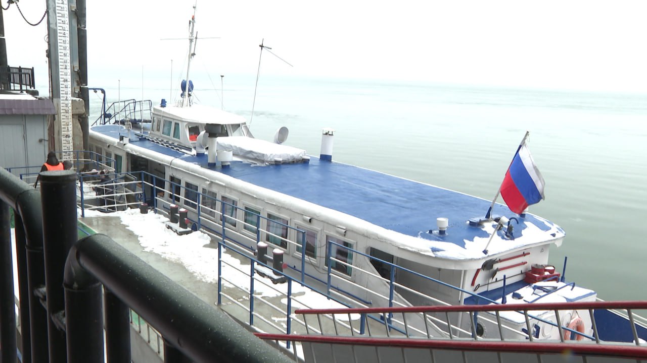 С 13 февраля речные трамвайчики вновь отправляются от остановки Руднева в Волгограде На Сарпинском теплоходы будут производить посадку и высадку пассажиров на паромной пристани на километр южнее привычной горожанам пристани Бекетовский перекат Первый рейс выполнен в 11 30 Далее транспорт будет работать по привычному расписанию делая десять рейсов ежедневно со стороны Кировского района в 05 50 08 00 11 30 14 40 18 00 со стороны Сарпинского в 06 10 08 20 11 50 15 00 15 00 18 20 сообщили в мэрии Подписаться Перейти на сайт MAX