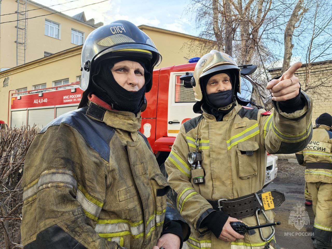 Обстановка с пожарами, случившимися в Марий Эл за прошедшую неделю В период с 28 апреля по 4 мая на территории Республики Марий Эл было зафиксировано 34 случая возгорания. Из них 2 пожара были вызваны горением сухой растительности, а 10 — воспламенением мусора. В результате данных происшествий 2 человека травмированы. Наибольшее количество пожаров 7 случаев произошло в Медведевском районе. Пожарным расчетам города Йошкар-Олы и Советского района пришлось 6 раз осуществлять тушение возгораний. В Звениговском и Моркинском районах зафиксировано по 4 случая пожаров. В Волжском районе произошло 2 «огненных происшествия». По 1-му разу бойцы подавали стволы в городе Козьмодемьянске, Горномарийском, Куженерском, Новоторъяльском и Оршанском районах. Основными причинами “огненных” происшествий послужило неосторожное обращение с огнем, нарушение правил устройства и эксплуатирования электрооборудования и неисправность печей. МЧС России напоминает! Соблюдай правила пожарной безопасности! Ваша безопасность – Ваша ответственность! Телефоны пожарных и спасателей – 01 и 112. «Телефон доверия» ГУ МЧС России по Республике Марий Эл – 8362 69-02-63. МЧС Марий Эл.ПОДПИСАТЬСЯ.
