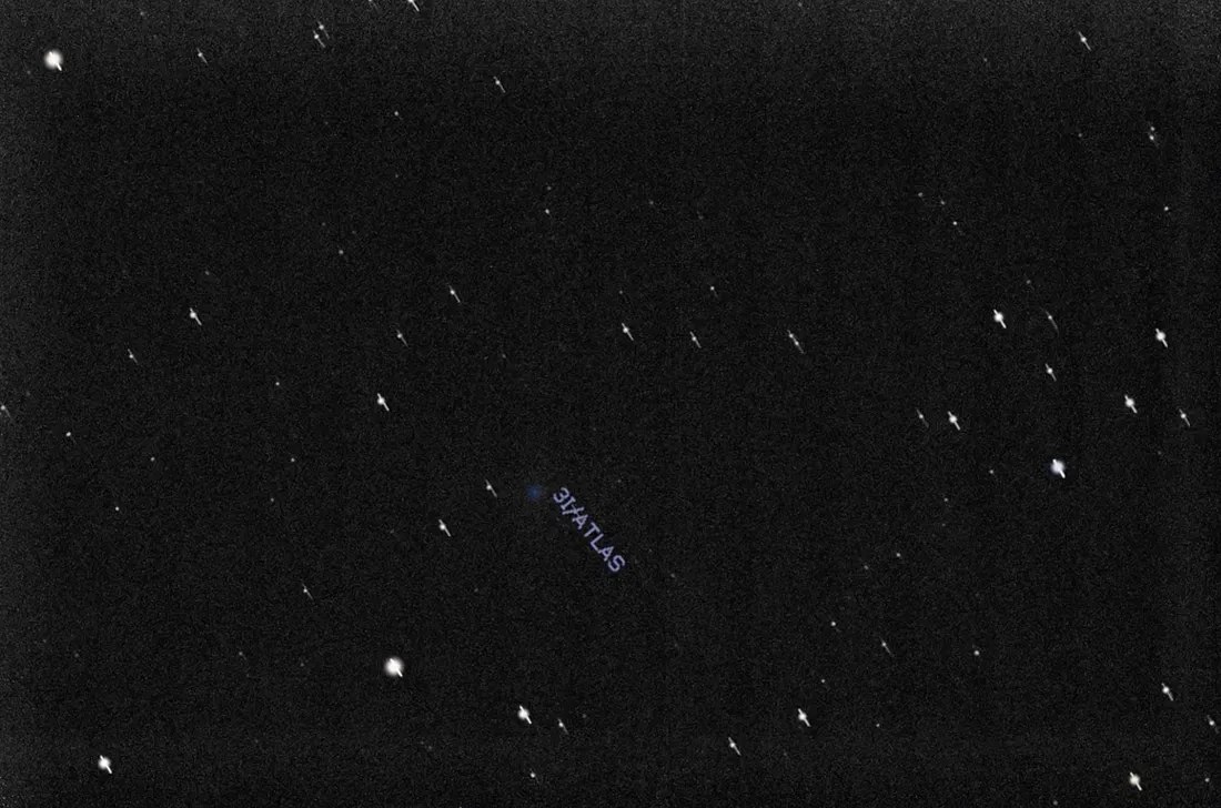Межзвёздный гость 3I ATLAS у Марса природный объект или 3 октября массивный межзвёздный объект 3I ATLAS совершил максимальное сближение с Марсом Вся научная флотилия на орбите планеты аппараты NASA ESA Китая и ОАЭ нацелила на него свои камеры Пока мир ждёт официальных данных энтузиасты уже нашли слабое пятно объекта на общедоступных снимках с марсохода Perseverance Почему этот объект вызывает такой ажиотаж Астрофизик Ави Лёб перечисляет 7 аномалий он в тысячи раз массивнее предшественников у него странная струя газа направленная к Солнцу а не от него необычный химический состав больше никеля чем железа а его траектория и время прибытия для сближения с планетами невероятно удачное совпадение с вероятностью 0 005 Лёб ставит вопрос прямо это цепь случайных совпадений или результат внеземного разумного планирования Данные с марсианских орбитальных аппаратов могут дать ответ Разберёмся в каждой из семи аномалий и выясним чего учёные ждут от новых снимков