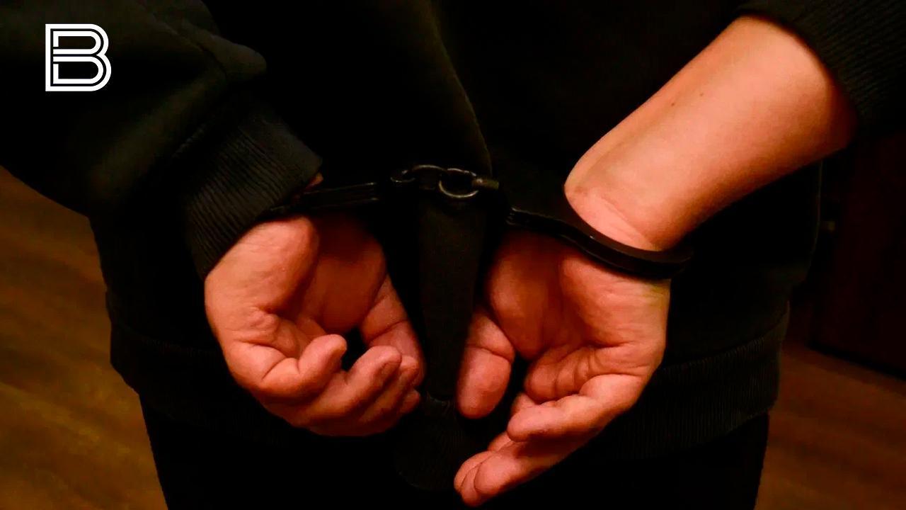 Полицейские задержали мурманчанина который готовился к сбыту крупной партии наркотиков Во время обыска у него обнаружили около 25 граммов мефедрона и более 50 граммов марихуаны а также семь культивируемых кустов конопли электронные весы и осветительные приборы спецназначения Как отметили в региональном УМВД 33 летний подозреваемый ранее не привлекался к уголовное ответственности В отношении мужчины возбудили уголовное дело по части 3 статьи 30 и части 4 статьи 228 1 УК РФ Ему грозит до 20 лет лишения свободы По ходатайству следствия суд избрал меру пресечения в виде заключения под стражу Все самые важные новости Telegram MAX