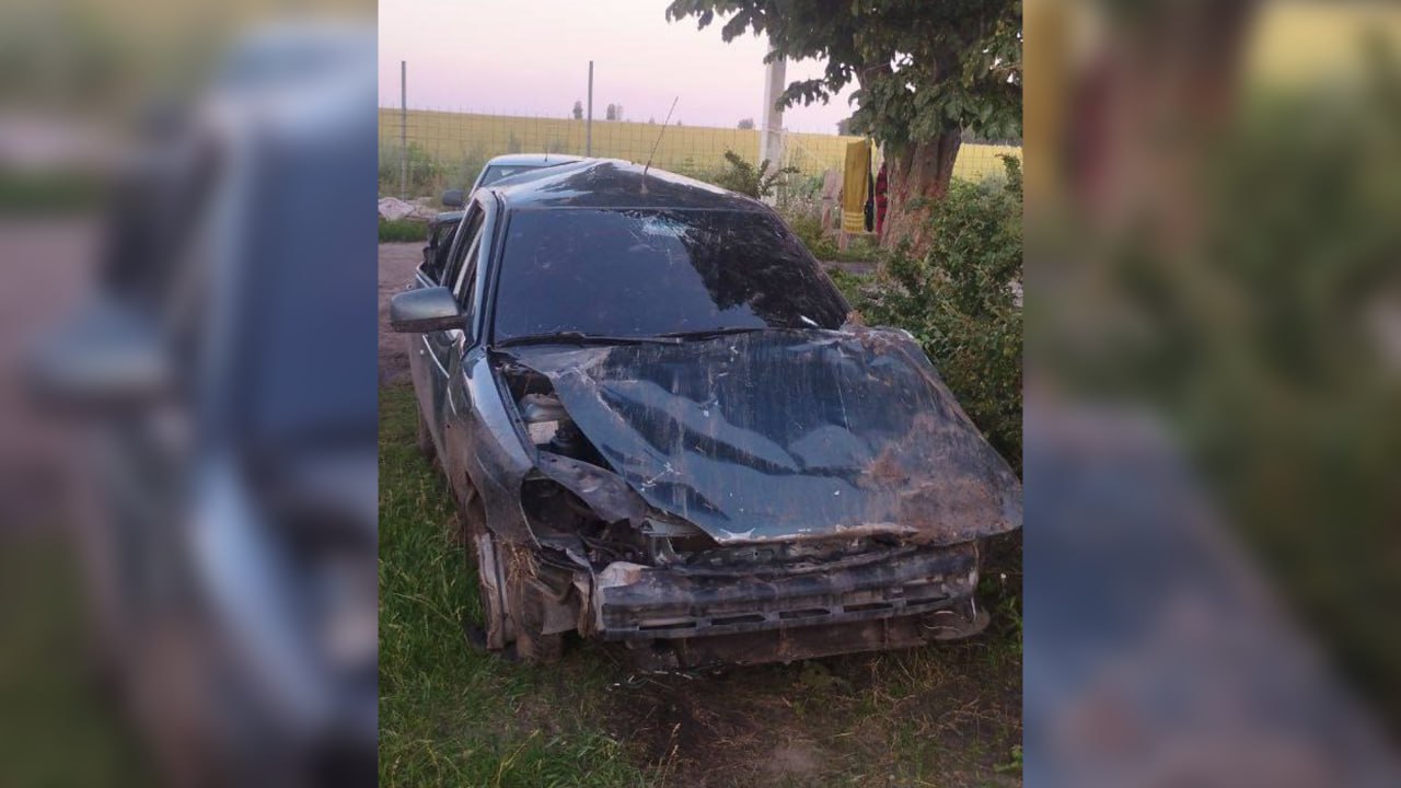 В Беловском районе пытались скрыть смертельное ДТП  В Беловском районе в полицию сообщили об обнаруженном в общежитие безжизненном теле. Стражи порядка выехали на место происшествия.  Тело мужчины с различными повреждениями лежало в кровати. Никто из соседей ничего не знал о личности умершего — он успел сказать только имя. Документов и вещей, по которым можно было установить его личность, не было.  Следственно-оперативная группа нашла информацию о мужчине в базе данных о мигрантах. Это получилось благодаря тому, что он прошёл обязательное дактилоскопирование.  Полицейские сообщили супруге умершего о случившемся. При опросе соседей и осмотре места происшествия, стала восстанавливаться картина произошедшего. Характер травм указывал на то, что они получены при ДТП, а во дворе как раз стояла машина со следами аварии.  По предварительной версии мужчина был пассажиром этого автомобиля. Им управлял бригадир, который и сообщил о гибели коллеги. Машина попала в ДТП: два других пассажира попали в больницу, а мужчина погиб. Бригадир умолчал о смертельной аварии, пытаясь уйти от ответственности.  Проводится ряд экспертиз, по результатам которых решат вопрос о возбуждении уголовного дела, сообщили в УМВД России по Курской области.  Фото УМВД России по Курской области  Сейм   Курская область