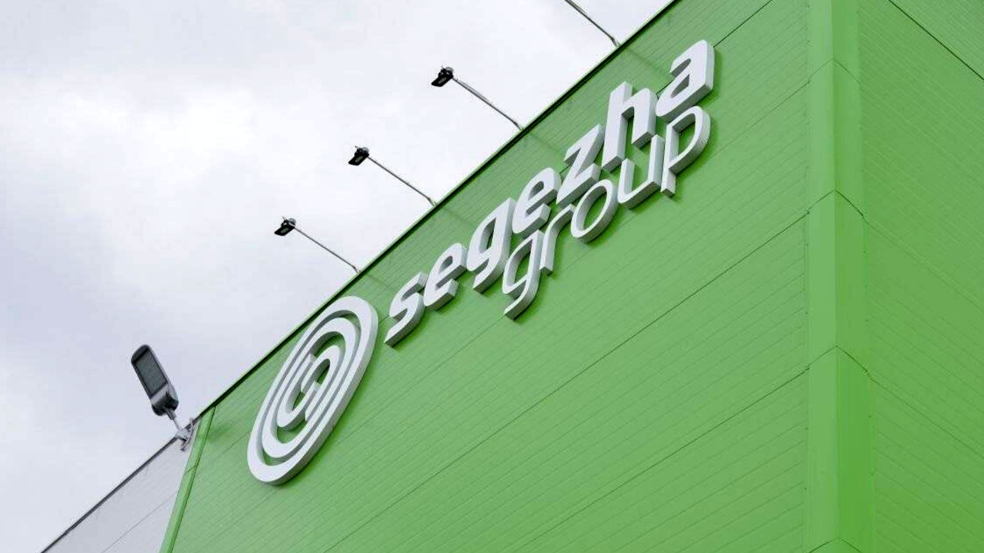 Сегежа Групп #SGZH  Акционеры Segezha Group одобрили доэмиссию  Акционеры Segezha Group приняли решение об увеличении уставного капитала компании путем размещения по закрытой подписке 62,76 млрд дополнительных акций по цене ₽1,8 за бумагу. Цена рассчитана из средневзвешенной цены по результатам организованных торгов за шесть месяцев. В результате допэмиссии компания рассчитывает привлечь до ₽101 млрд для погашения долга.  Источник: disclosure.skrin.ru