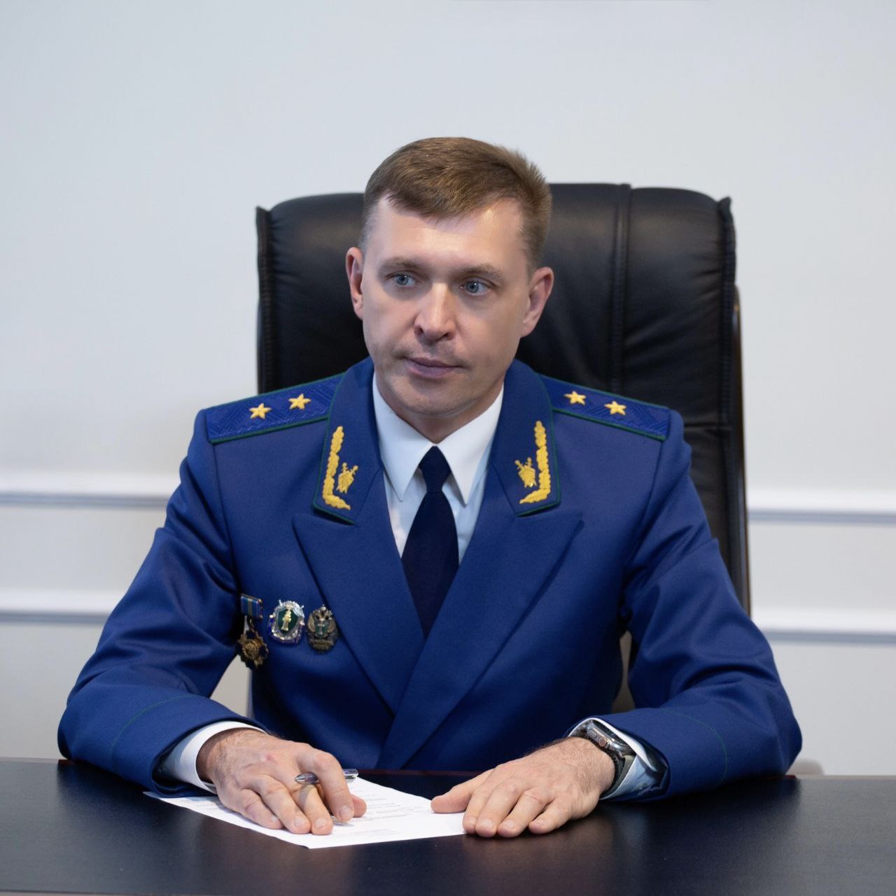 По поручению прокурора региона Юрия Немкина надзорным ведомством активно реализовываются полномочия в арбитражном процессе  В 2025 году арбитражным судом удовлетворено 24 исковых заявления прокуратуры края  Надзорное ведомство в судебном порядке активно пресекает факты незаконного предоставления государственных земель и имущества совершения публичных сделок в ущерб интересам государства и общества заключения незаконных государственных и муниципальных контрактов Так по результатам рассмотрения иска прокуратуры края Арбитражный суд Ставропольского края признал ничтожными сделками 11 контрактов на ремонт муниципальных учреждений незаконно заключенных администрацией города Ставрополя с единственным поставщиком Постановлением Шестнадцатого арбитражного апелляционного суда по результатам рассмотрения жалобы надзорного ведомства с коммерческой организации взысканы незаконно полученные субсидии на сумму свыше 217 млн рублей Прокуратура региона активно включилась в справедливое и законное разрешение свыше 50 арбитражных споров в целях пресечения фактов уклонения от исполнения обязанностей и процедур предусмотренных законодательством о противодействии легализации отмыванию доходов полученных преступным путем законодательством о налогах и сборах а также законодательством устанавливающим специальные экономические меры меры воздействия на недружественные действия иностранных государств  По экономическим делам в которые вступил прокурор предотвращено выбытие земельных участков из государственной муниципальной собственности общей площадью свыше 7 4 тыс га пресечены попытки избежать ответственности за картельные сговоры на сумму свыше 79 млн рублей осуществлено взыскание в доход регионального бюджета незаконно полученных грантов и субсидий на сумму свыше 250 млн рублей заблокирован вывод денежных средств за пределы Российской Федерации в размере 2 7 млн долларов США в страны недружественной юрисдикции Работа по защите интересов государства и населения края в суде будет активно продолжена