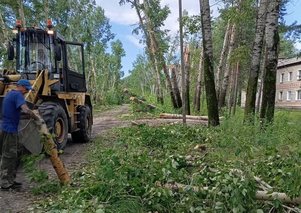 Автодорсфера сообщает.  На расчистке города от веток и упавших деревьев задействована бригада в 11 человек. Работает КамАЗ, 2 погрузчика,  4 мини-грузовика задействованы в сборе веток. Над восстановлением городских сетей уличного освещения работает бригада в  2 человека.