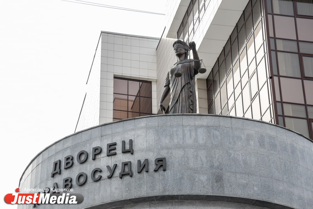 Свердловский областной суд рассмотрит дело банды из Алтайского края, которая похитила криптовалютного миллионера из Екатеринбурга. Преступление было совершено летом 2023 года. Злоумышленники узнали, что бизнесмен из Екатеринбурга намайнил более 500 млн рублей. За взятку в 300 тысяч рублей начальнику отделения ЭБ и ПК ОМВД России по Новоалтайску они получили досье на миллионера, приехали в Екатеринбург, похитил мужчину, вывезли в лес, привязали к дереву и удерживали, пока он не дал им пароли от криптокошельков. После этого злоумышленники вывели с его счета крипту на 5,6 млн рублей и исчезли. Задержать их удалось через год в Крыму.