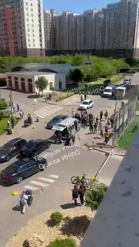 Женщины в Одессе помогли молодому человеку выбраться из служебного автомобиля ТЦК