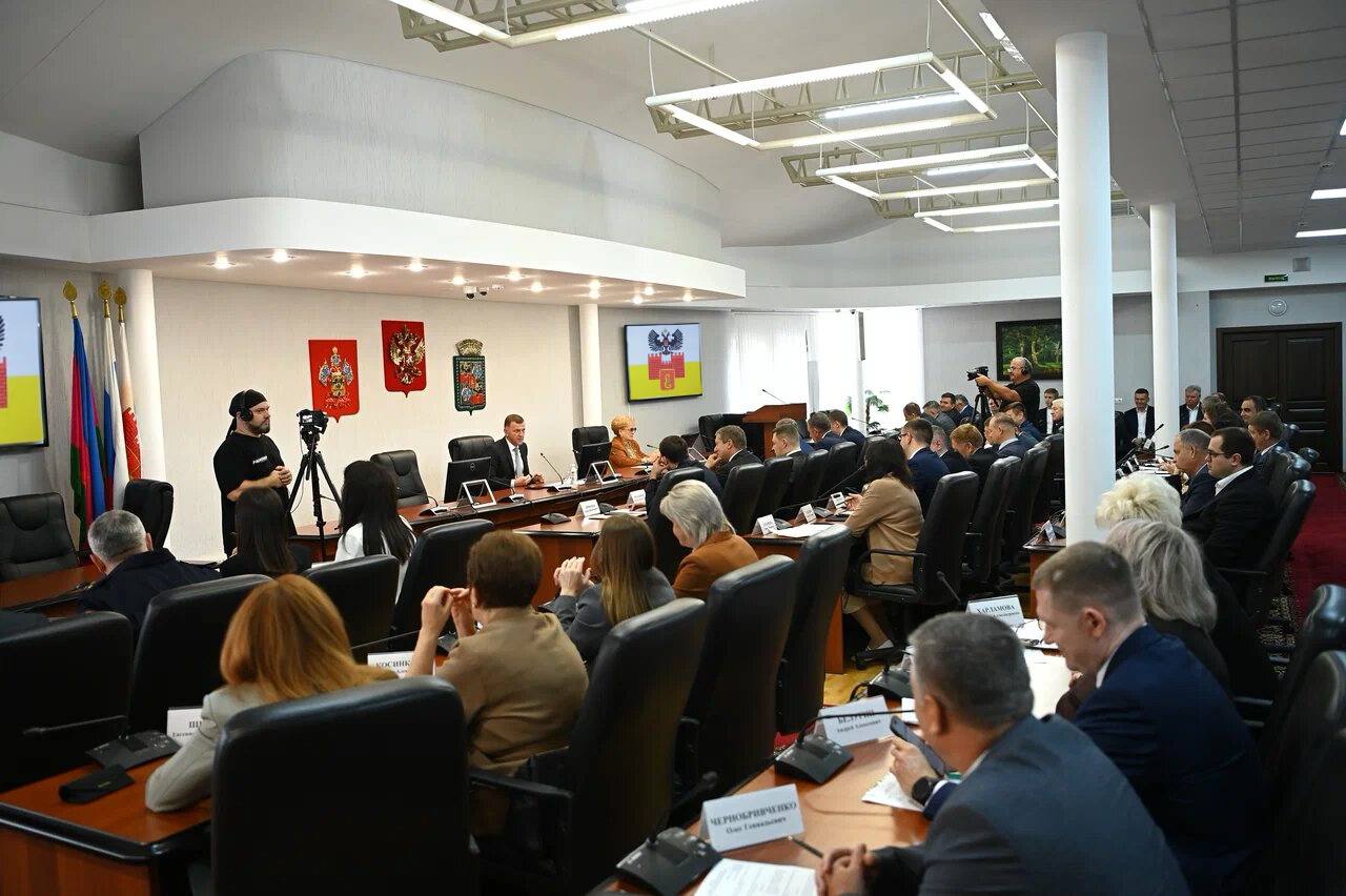 Глава Краснодара поручил усилить меры по пресечению несанкционированной уличной торговли Для пресечения незаконной уличной торговли в городе работают рейдовые группы Однако даже после выписки штрафа нелегальные продавцы зачастую вновь возвращаются и разворачивают точки продажи Нерадивые предприниматели продолжают вести незаконную продажу на улицах краевого центра Стоят на пешеходных дорожках иногда на газонах Мало того что мешают проходу так ещё и не соблюдают санитарные нормы Необходимо пресекать подобные факты Особенно важно усилить рейды сейчас Скоро начнётся предновогодняя нелегальная продажа фруктов и красной икры неизвестного происхождения подчеркнул Евгений Наумов Телеграм ВК MAX