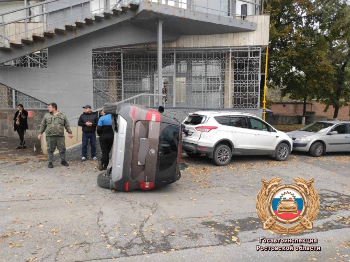 В Ростове водитель пострадала в аварии с перевернувшимся авто на Шолохова ДТП произошло на проспекте 11 октября около 13 00 По предварительной информации водитель Шкода Ети потеряла управление у парковки в районе дома 31 А Легковой автомобиль занесло и он перевернулась на бок Машина наехала на припаркованный Форд Куга В результате ДТП пострадала водитель автомобиля Шкода Ети уточнили в донском УГИБДД Подписаться на Новости Ростова Прислать новость Мы в Max rostovnews61