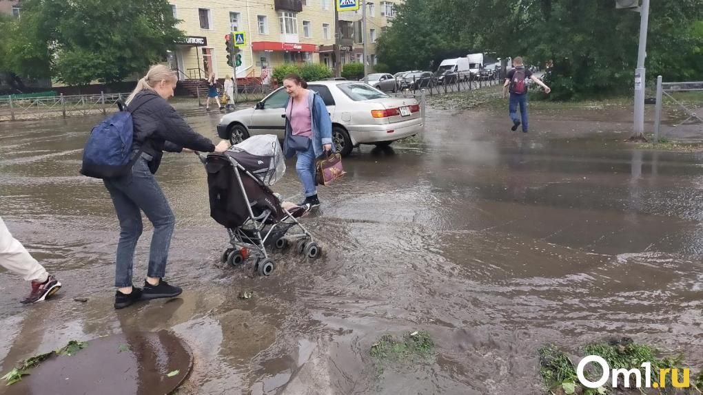 Из-за непогоды некоторые омские дома остались без света  После сильного ветра и гроз часть Омска осталась без электричества, а в ряде районов города упали деревья.   «Все службы работают над устранением последствий непогоды», — сообщил мэр Сергей Шелест в своём телеграм-канале.  Неблагоприятная погода продлится ещё несколько дней: с 4 июля жара начнёт спадать, но осадки будут продолжаться. 5 июля прогнозируется усиление дождей и гроз, а с 9 по 11 июля регион вновь накроет сильный ливень с грозами.