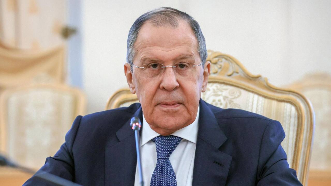 Лавров отметил, что санкции не могут остановить Россию, и мы готовы справляться с любыми возникшими трудностями. Он также обратил внимание на то, что те, кто несет ответственность за введение санкций против нашей страны, столкнутся с последствиями, добавив: «не рой яму другому».