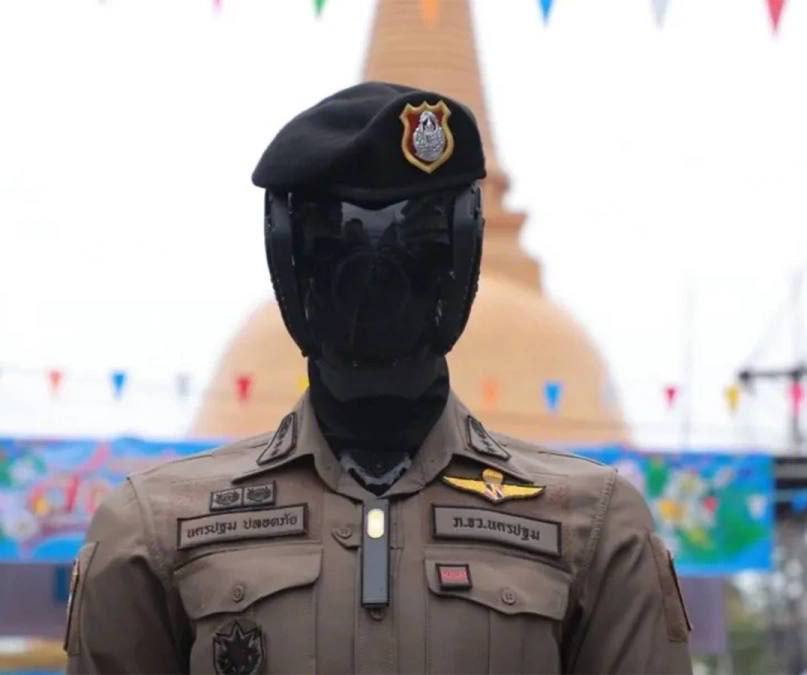 Полиция Таиланда представила робота «AI Police Cyborg 1.0», оснащенного 360-градусными камерами с распознаванием лиц. Робот уже прошел испытания на праздновании местного Нового года. Он умеет определять наличие оружия, выявлять драки и беспорядки, распознавать подозреваемых по лицу и телосложению. Камеры робота подключены к командному центру и используют видеоаналитику для контроля за безопасностью на массовых мероприятиях. Робокоп на тайской связи